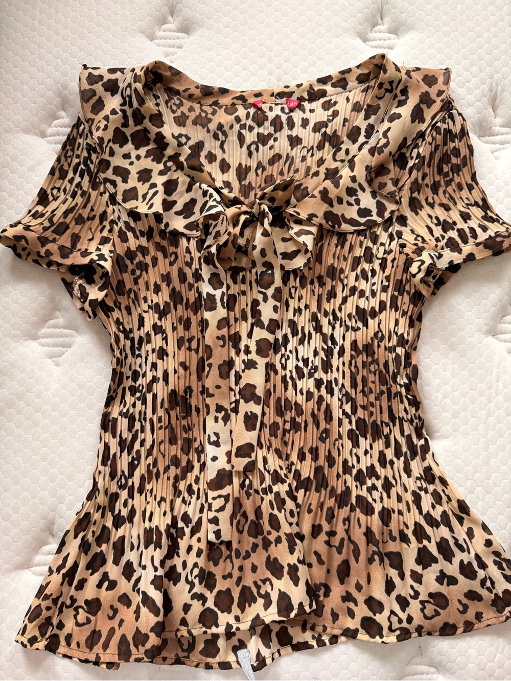 Cheetah blouse with ruffle and bow detail size large - Picture 2 of 6